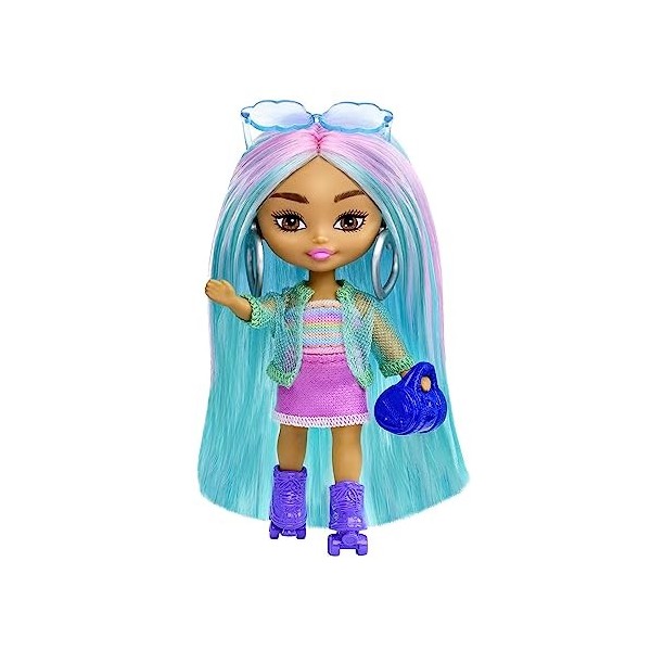 Barbie Mini Poupée Extra aux cheveux bleus avec tenue de sport et patins à roulettes, vêtements et accessoires, mini-jouets, 