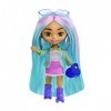 Barbie Mini Poupée Extra aux cheveux bleus avec tenue de sport et patins à roulettes, vêtements et accessoires, mini-jouets, 