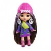 Barbie Mini Poupée Extra, Cheveux bruns avec robe pull alien, vêtements et accessoires portant le symbole de la paix, Jouet E