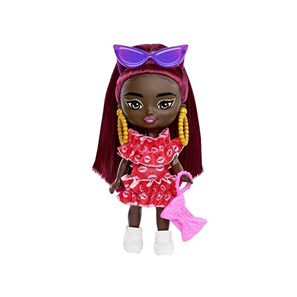 Barbie Mini Poupée Extra aux cheveux bordeaux avec lunettes de soleil, robe à volants rouge, vêtements et accessoires, Jouet 