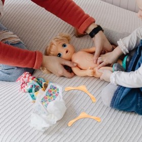 USHOBE 10 Pièces Poupée Cintre en Bois Poupées Accessoire Cintre Rangement des Vêtements De Bébé en Bois Poupée Cintre Porte-