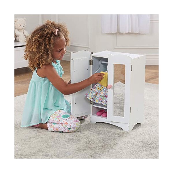 KidKraft Lil’ Doll Armoire Poupée Bébé en Bois avec Une Tringle à Vêtements et Cintres, Accessoire Poupon, Jouet Enfant dès 3