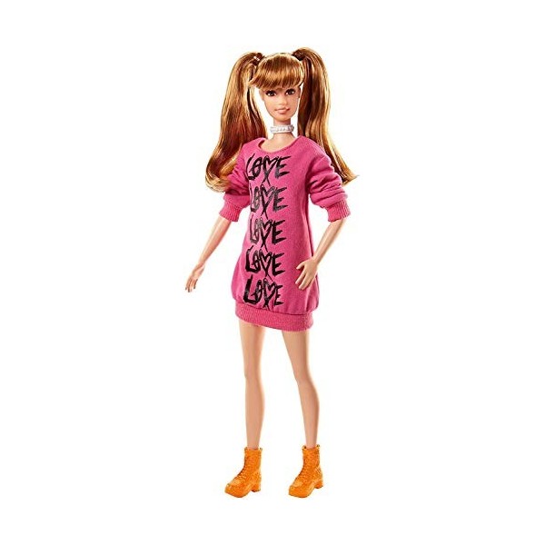 Barbie Fashionistas poupée mannequin 79 aux cheveux châtains et avec couettes, robe pull rose "Love" et chaussures orange, j