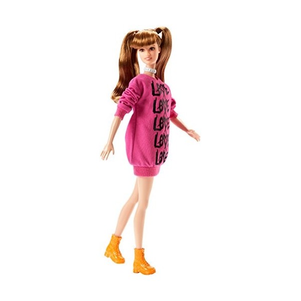 Barbie Fashionistas poupée mannequin 79 aux cheveux châtains et avec couettes, robe pull rose "Love" et chaussures orange, j