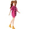 Barbie Fashionistas poupée mannequin 79 aux cheveux châtains et avec couettes, robe pull rose "Love" et chaussures orange, j