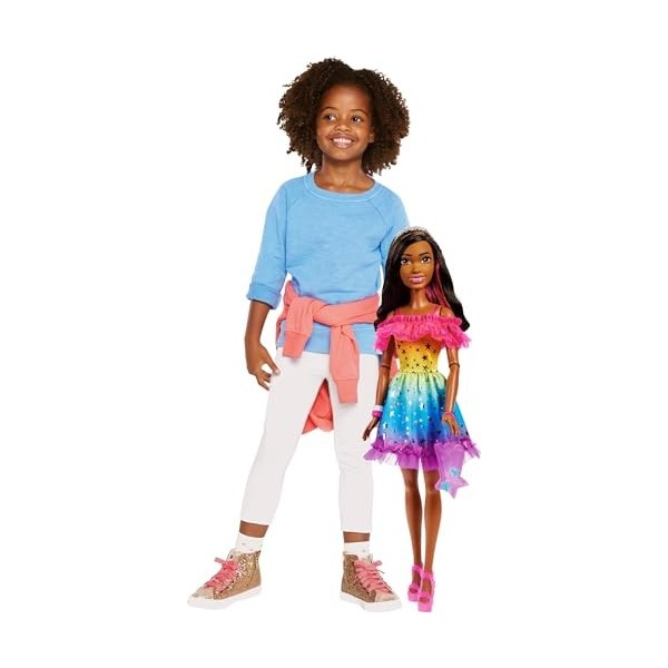 Barbie Grande poupée avec cheveux marron foncé, 71,1 cm de haut, robe arc-en-ciel et accessoires de coiffure, y compris sac à