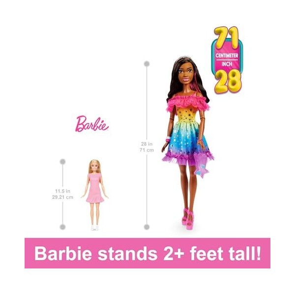 Barbie Grande poupée avec cheveux marron foncé, 71,1 cm de haut, robe arc-en-ciel et accessoires de coiffure, y compris sac à