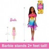 Barbie Grande poupée avec cheveux marron foncé, 71,1 cm de haut, robe arc-en-ciel et accessoires de coiffure, y compris sac à