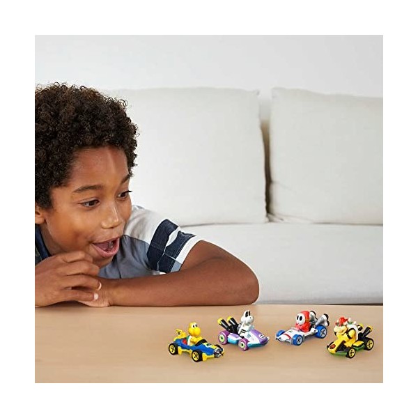 Hot Wheels Coffret de 4 véhicules Mario Kart échelle 1:64 en métal, collection de 4 karts avec personnages légendaires du jeu