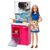 Barbie Mobilier Coffret Cuisine avec poupée en robe, micro-ondes, four, évier et accessoires de cuisine, jouet pour enfant, D
