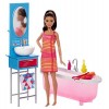 Barbie Mobilier Coffret Cuisine avec poupée en robe, micro-ondes, four, évier et accessoires de cuisine, jouet pour enfant, D