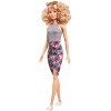 Barbie Fashionistas poupée mannequin 70 aux cheveux blonds et bouclés, débardeur gris et jupe rose à motifs, jouet pour enfa