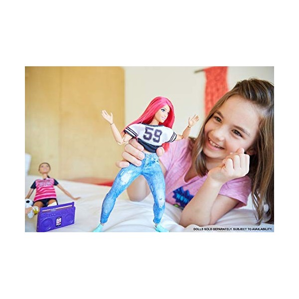 Barbie Made to Move poupée articulée danseuse moderne ultra flexible avec cheveux roses, t-shirt et jean, avec une enceinte v
