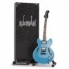 Axman Dave Grohl Réplique de guitare miniature – Cadeaux musicaux – Ornement fait à la main – Comprend une boîte de présentat