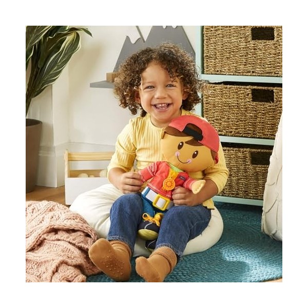 Playskool Poupée habillée pour enfant avec cheveux bruns et chapeau, jouet en peluche avec fermeture éclair, lacets, bouton, 