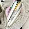 MAQCHGO Trousse à crayons en peluche avec motif requin mignon avec fermeture éclair gris 