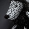 Sigikid 39859 Peluche Mad Sad, BeastsTown pour Enfants et Adultes, à Collectionner, Offrir, Jouer, câliner, Noir/Blanc/Chien