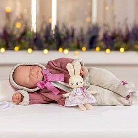 JC TOYS - Poupée Vintage La Baby Collection Original de 43 cm, Corps en Tissu Doux, tricoté, tétine et Peluche, Yeux fermés, 