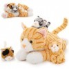 MorisMos Peluche Chat, 40cm Mom Animaux en Peluche Chat avec 3 Kawaii Chatons en Peluche, Realiste Jaune Peluche en Chat Cade