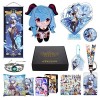 Genshin Impact Box Lynette Set - Poupée en Peluche, Poster, Tapis de souris, Stand Acrylique, Bracelet, Badge, Keychain, Port