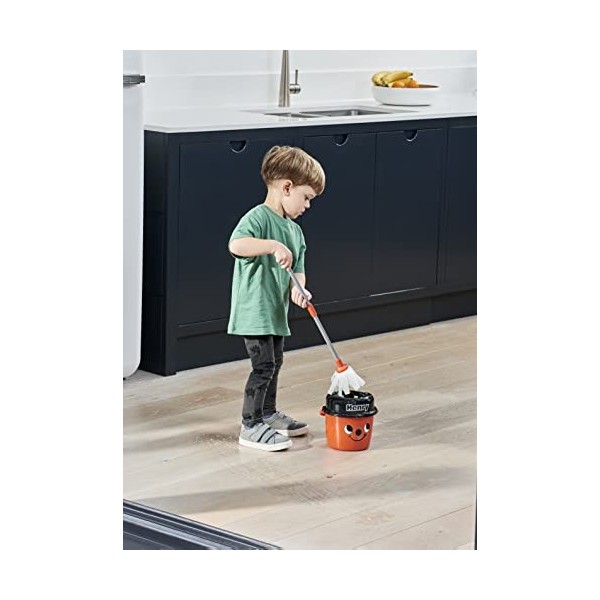 Casdon Henry Mop & Bucket | Ensemble de Nettoyage de Jouets de Marque pour Enfants à partir de 3 Ans | avec Visage Impertinen