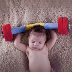 WOD Toys® Jouet de fitness en peluche pour bébé avec hochet et sons sensoriels – Sûr, doux et durable, exercice et haltérophi