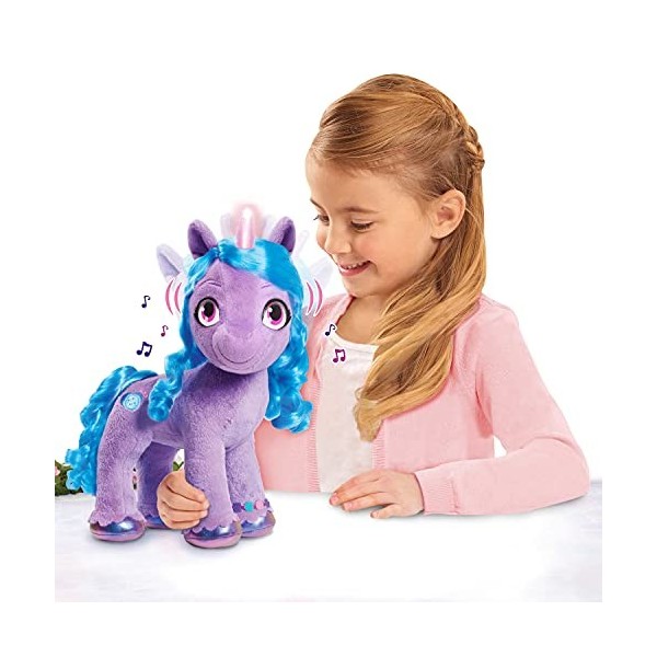 Just Play My Little Pony Sing and Glow Izzy Lumières et sons de 33 cm, fonction musicale en peluche, chante "Fit Right In", a