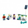 LEGO City 40526 Lot de 50 mini-figurines de scooter électrique et station de chargement avec mini figurines de grand-père