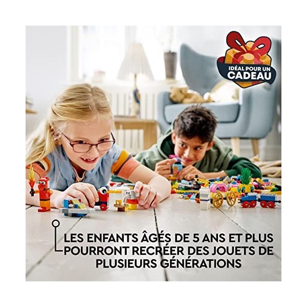 LEGO 11021 Classic 90 Ans de Jeu, Boîte de Briques avec 15 Mini Jouets de Modèles Emblématiques avec Château Fort et Train po