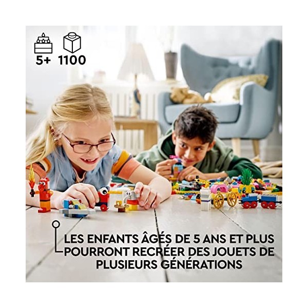 LEGO 11021 Classic 90 Ans de Jeu, Boîte de Briques avec 15 Mini Jouets de Modèles Emblématiques avec Château Fort et Train po