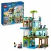 LEGO 60365 City L’Immeuble d’Habitation, Maquette Modulaire avec Chambres, Magasin, Jouet de Vélo et 6 Minifigurines, Cadeau 