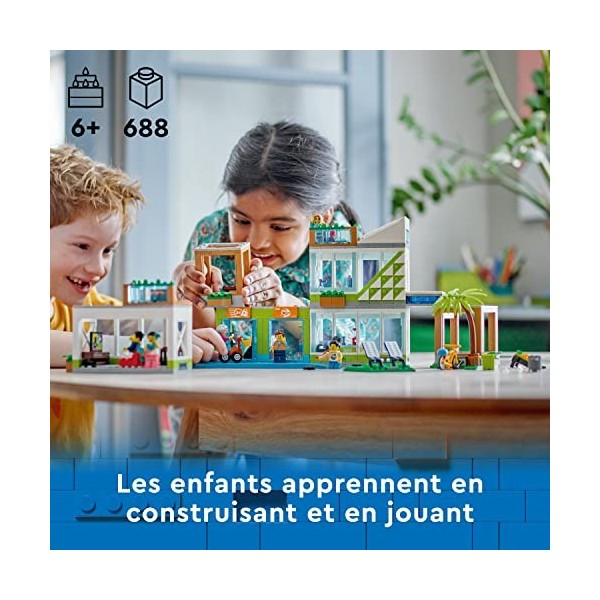 LEGO 60365 City L’Immeuble d’Habitation, Maquette Modulaire avec Chambres, Magasin, Jouet de Vélo et 6 Minifigurines, Cadeau 