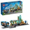 LEGO 60335 City La Gare: Aventure Urbaine avec Bus, Nacelle Élévatrice, 6 Minifigurines, Plaques de Route, Compatible avec Tr