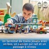 LEGO 60335 City La Gare: Aventure Urbaine avec Bus, Nacelle Élévatrice, 6 Minifigurines, Plaques de Route, Compatible avec Tr