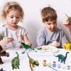 THE TWIDDLERS Kit Dinosaure 26 Pièces: 5 Figurines Dino, 5 Ensembles de Peintures 8 Couleurs Chacune , 10 Pinceaux & 5 Arbre