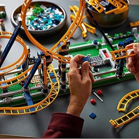 Dessous de verre perpendiculaire dans un parc dattractions, grand modèle vertical créatif avec boucle à 360 degrés dans un p