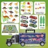 Camion Transporteur de Voitures avec Oeuf et Figurine Dinosaure, Tapis de Jeu, Mini Voiture de Course, Panneaux Routiers pour