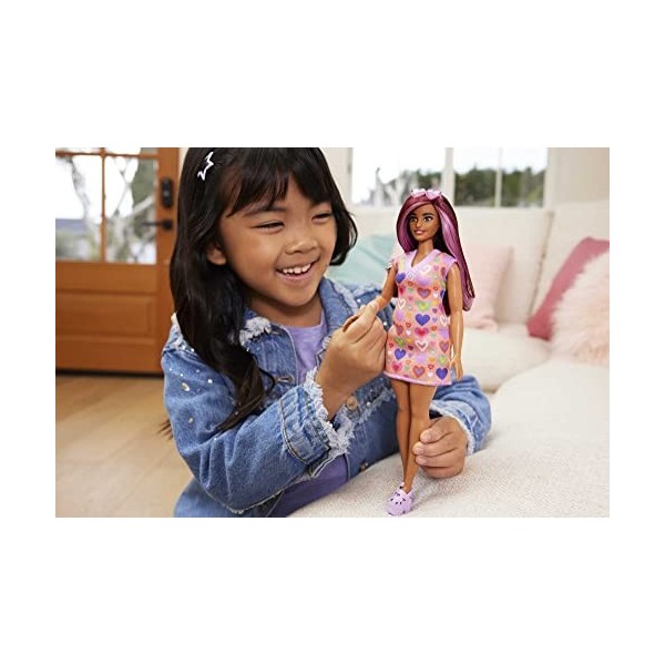 Barbie Fashionistas 207, Poupée avec Mèches Roses, Robe Pull À Imprimé Cœurs, Lunettes De Soleil Et Chaussures Compensées, Jo