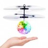 Boule Volante Lumineuse, Jouet Volant Flying Spinner Balle qui Vole Helicopter Avion Télécommandé Drone Enfant Jeux Extérieur