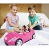 Barbie Voiture Cabriolet Rose pour poupée, décapotable avec deux sièges noirs, ceintures et rétroviseurs argentés, jouet pour