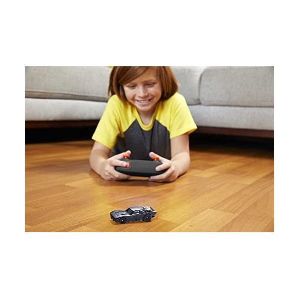 Hot Wheels RC voiture télécommandée Batmobile échelle 1:64 compatible avec les circuits et pistes orange, jouet pour enfant d