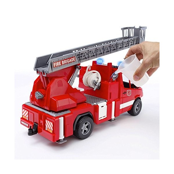 BRUDER - 02532 - Camion de pompier MERCEDES BENZ avec échelle, pompe à eau et module son et lumière