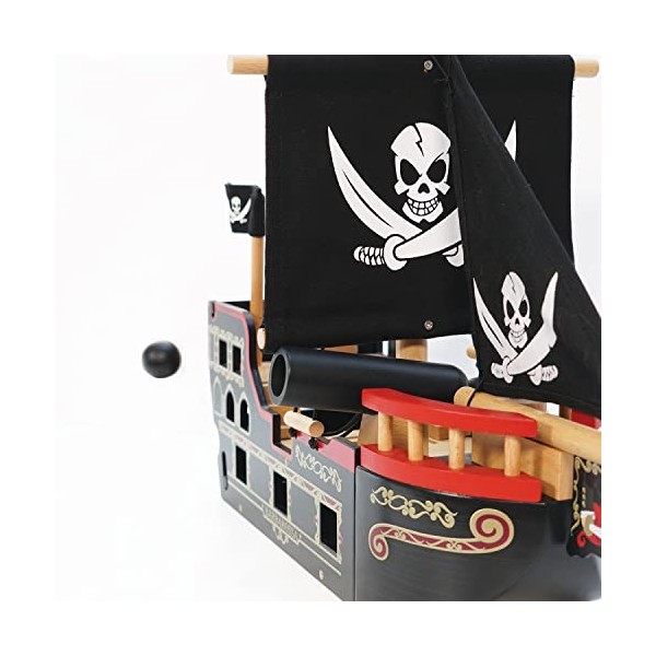 Le Toy Van - TV246 - Pirate Galion jeu en bois 3 ans, bateau pirate de Barbarossa, 2 pirates inclus, phosphorescent, 48 x 24 